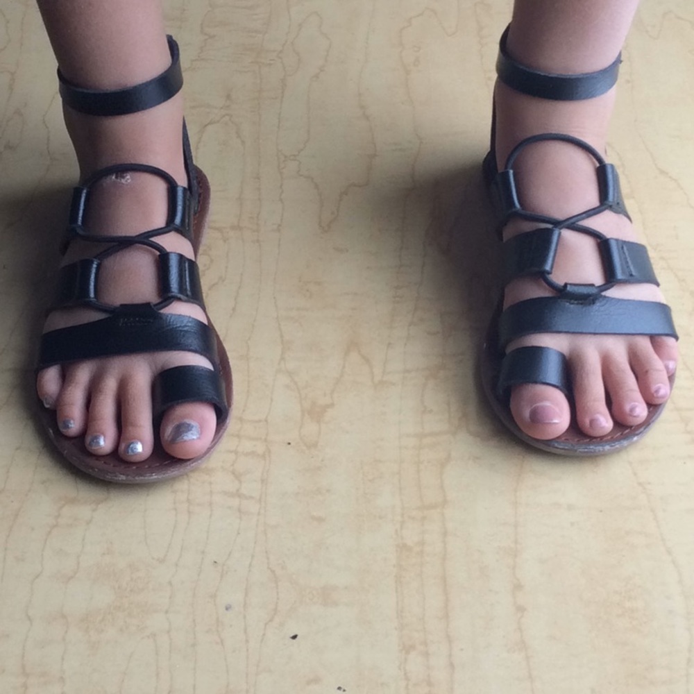 Little girl’s black Old Navy sandals
